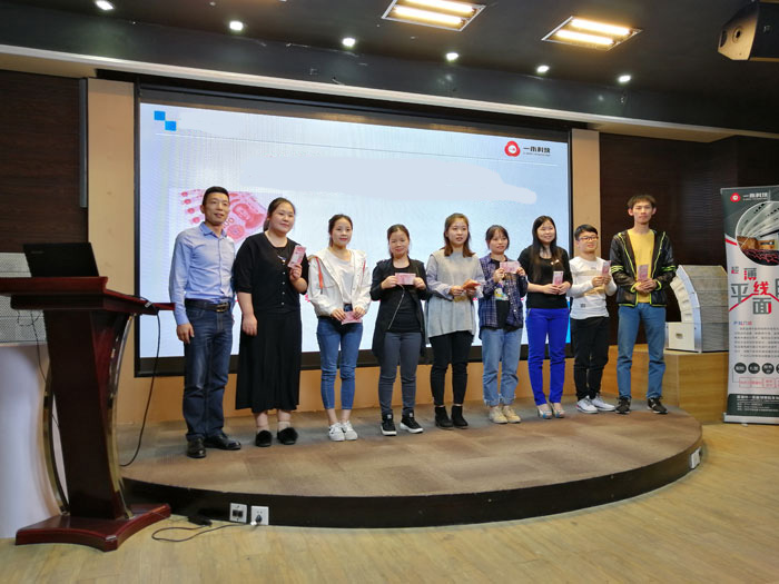图为9888拉斯维加斯科技董事长陈小林先生为幕后团队发放现金奖励