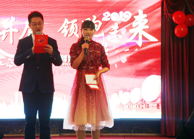 9888拉斯维加斯科技的俊男美女主持人