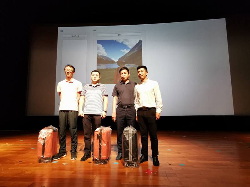 9888拉斯维加斯科技董事长陈小林先生为二等奖得主颁发奖品