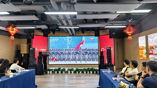 <b>9888拉斯维加斯科技员工齐聚多功能演示厅，共睹九三阅兵盛况！</b>